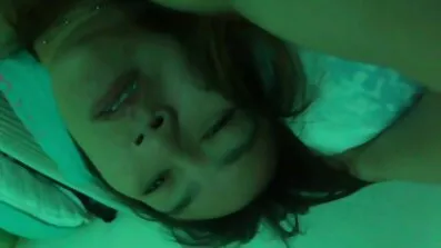 Babe i kanin kostume gul og gratis pornofilm har en pik i hendes lyserøde fisse