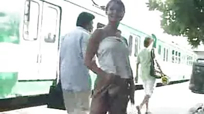 Manden knebede hårdt se pornofilm den unge datter af en ven og slikkede hendes fisse