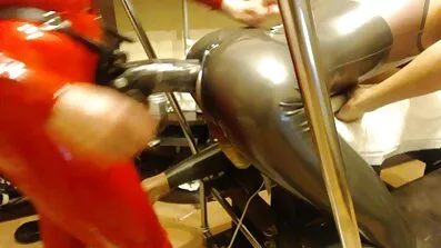 Manden sluttede sig til sin ven og kneppede en blondine i en pornofilmsgratis Gangbang