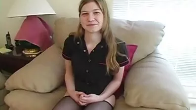 Skolepigen svenske pornofilm vågnede en ven med en blæsejob og bad om at forsigtigt kneppe hendes røv