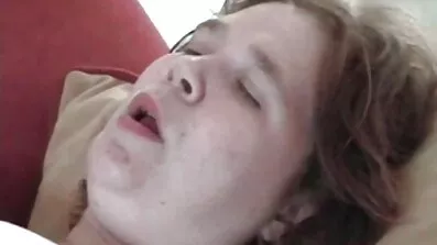 Blondinen med kæresten bekymrer sig ikke om, lange pornofilm at pigen vil slutte sig til dem i sengen