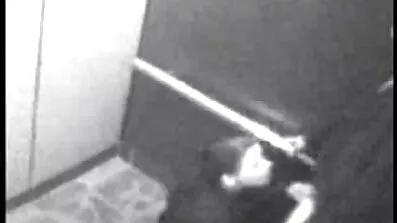 Pigen med pigtails overgav sig til fyren i køkkenet i den brede free pornofilm fisse