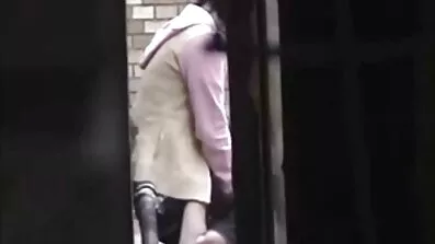 Mor pornofilmsgratis med hængende naturlige bryster hoppede på svigersønns barberede pik med en ostekage