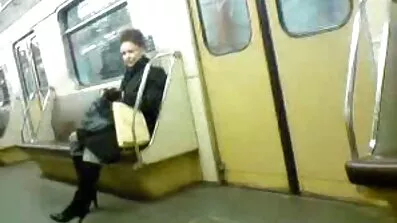 På den røde pornofilm erotik sofa moden brunette ryster Store bryster mens du hopper på en fyrs pik