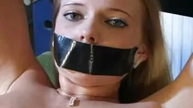 Han kiggede på sin brors kone i badeværelset og vis pornofilm kneppede hende fuldt ud