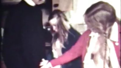 Blonde i rødt undertøj sidder på ansigtet af en gratis danske pornosider bundet slave