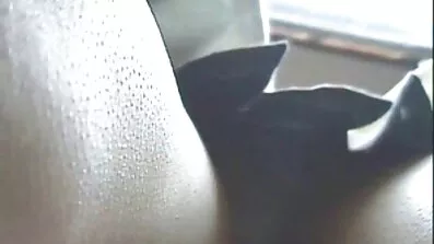 To piger i se lingeri rød lingeri havde gratis poenofilm køn med en mand