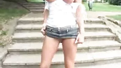 Kigger ind i søsters værelse, kunne stepbrother ikke modstå og indsatte danske sexfilm sin pik