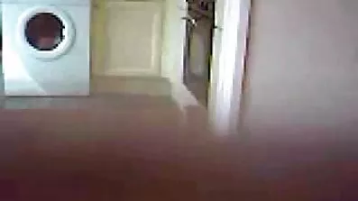 Fyren så naboen i brusebadet nøgen, bulet hendes gamle danske pornofilm dinglende bryster og kneppet i shaggy