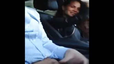 Sporty chick sutter pornofilm med gamle mænd pik og knepper træner