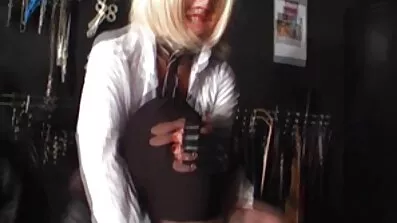 Skinn tysk sexfilm Co Coed fucks sig med et legetøj